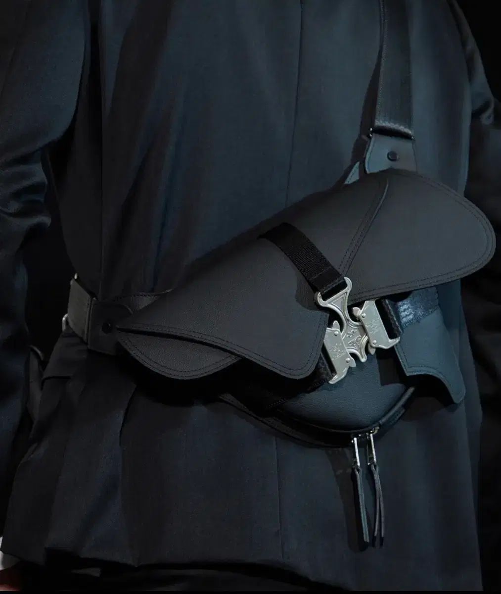 イウガマーカラス Triple Covered Crow Buckle Bag