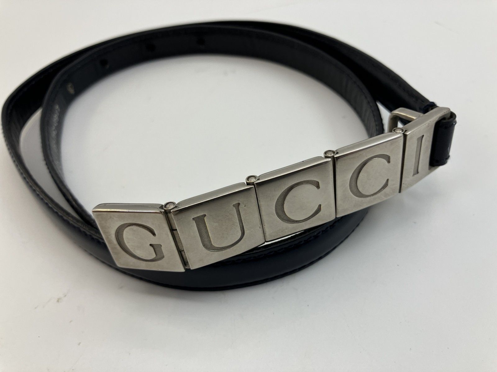 着画あり　GUCCI ロゴプレート 細ベルト ネイビー レザー 70/28 約84cm　幅：約１．５ｃｍ　 着画あり GUCCI ロゴプレート 細ベルト ネイビー レザー 70/28 約84cm