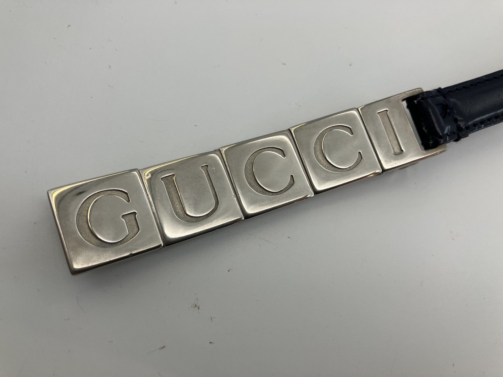 着画あり　GUCCI ロゴプレート 細ベルト ネイビー レザー 70/28 約84cm　幅：約１．５ｃｍ　 着画あり GUCCI ロゴプレート 細ベルト ネイビー レザー 70/28 約84cm