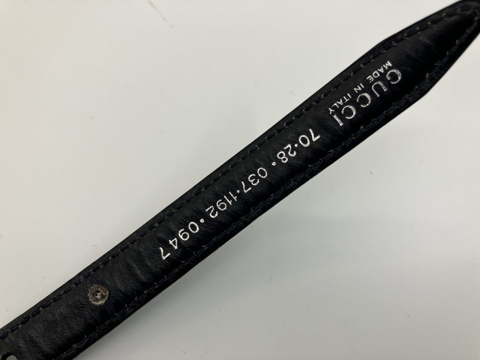 着画あり　GUCCI ロゴプレート 細ベルト ネイビー レザー 70/28 約84cm　幅：約１．５ｃｍ　 着画あり GUCCI ロゴプレート 細ベルト ネイビー レザー 70/28 約84cm
