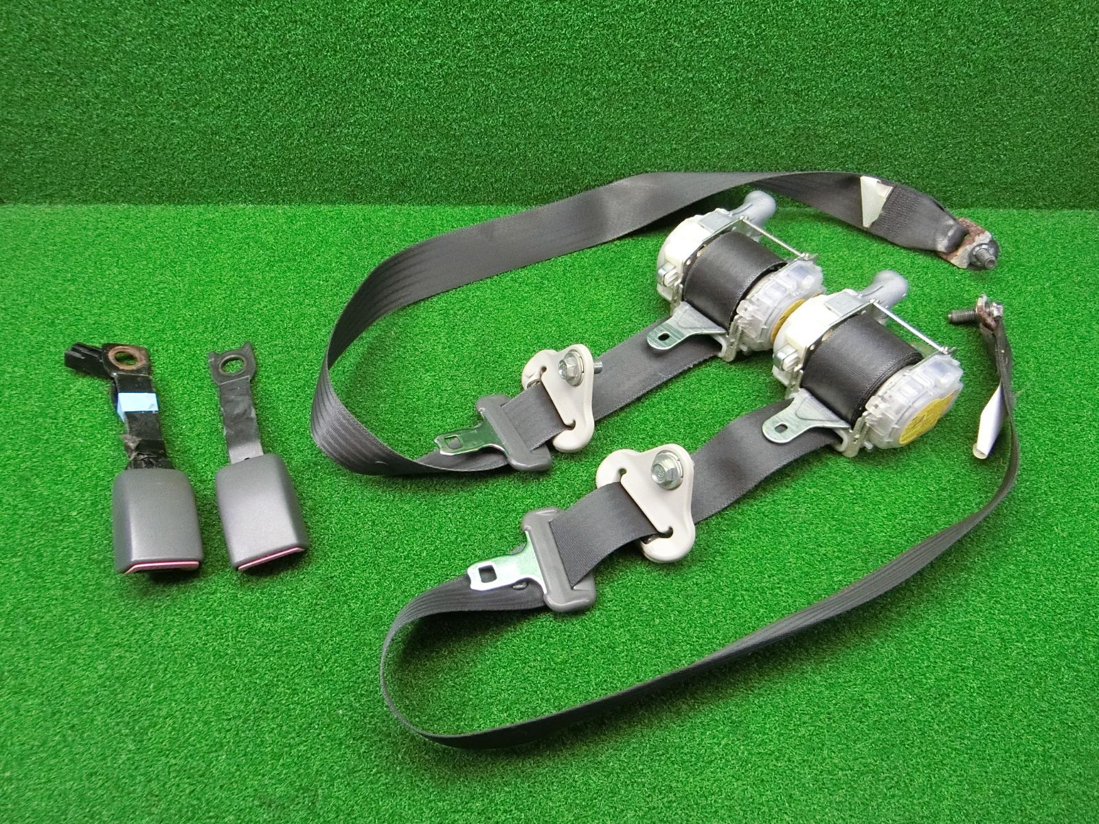 12342 ダイハツ ムーヴ LA 100 S 110 フロント シートベルト 左右セット キャッチ 7 T 2180 P 1150