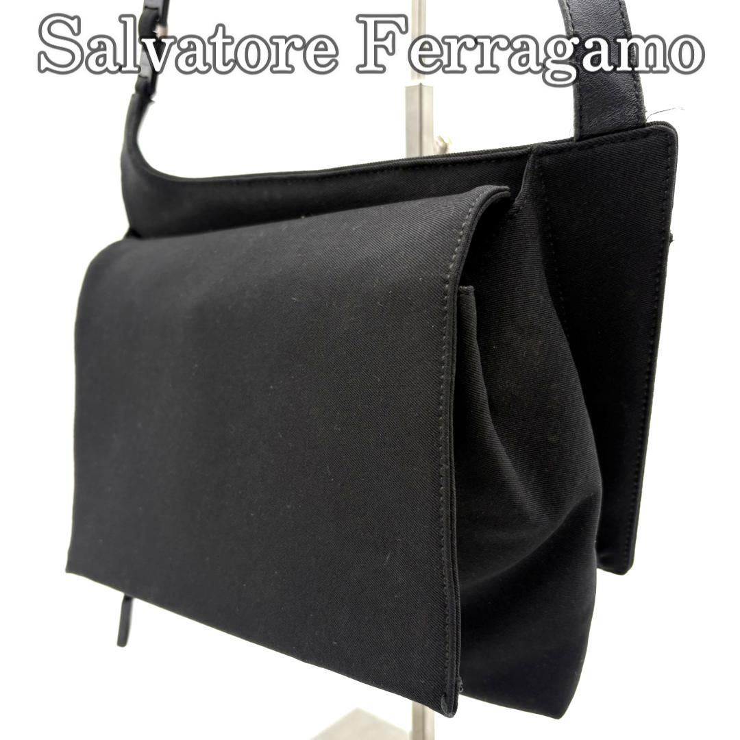 メイ　サルヴァトーレ フェラガモ ショルダーバッグ ナイロン 革 黒 サルヴァトーレ フェラガモ ナイロン チェーンショルダーバッグ