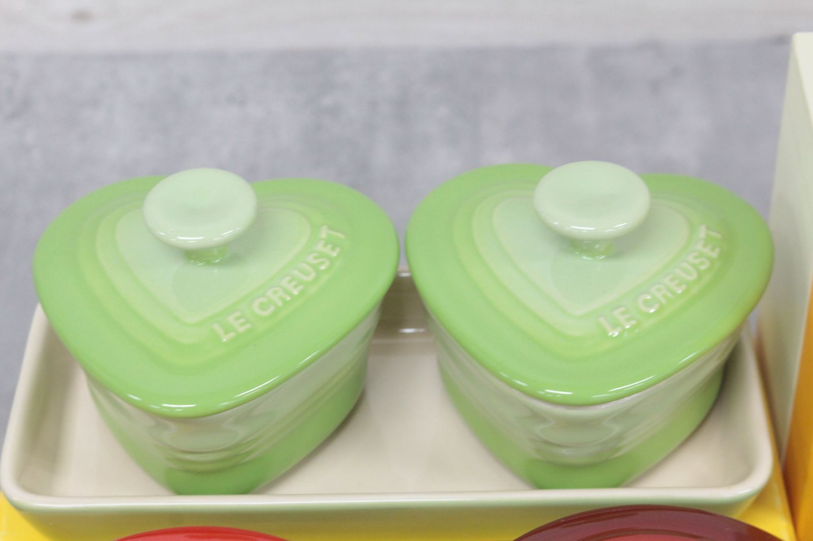 行董 き ル クルーゼ ラムカン ダムール 蓋つき カップアンドソーサーシュガーポット レクタンギュラー プレート グラス あり AS 0 U 80