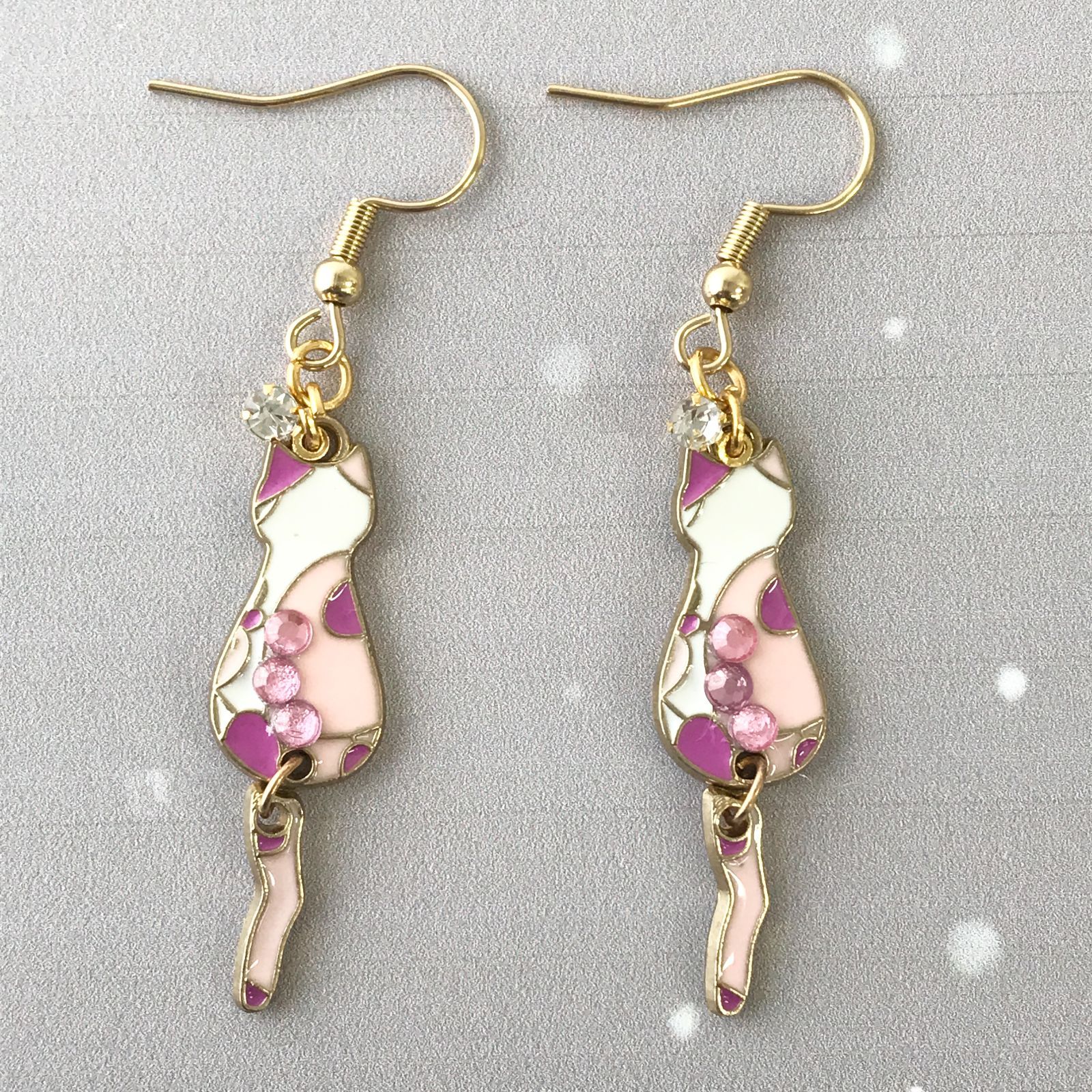 テニスボールゆらゆら猫ピアス ピアス】送料無料 ブラウン猫 猫ピアス ゆらゆら ハンドメイド