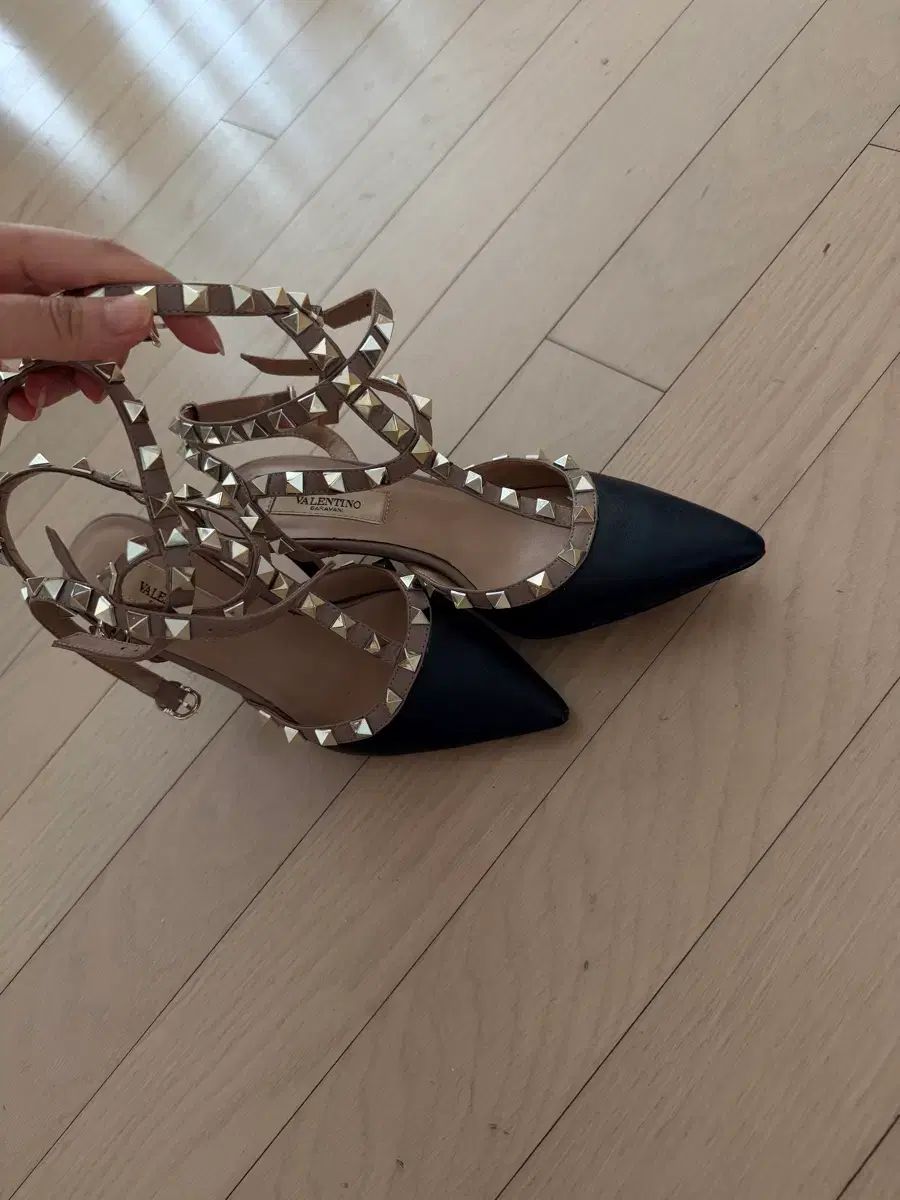 ヴァレンティノ ロックスタッズ ヒール ブラック 35 - メルカリ