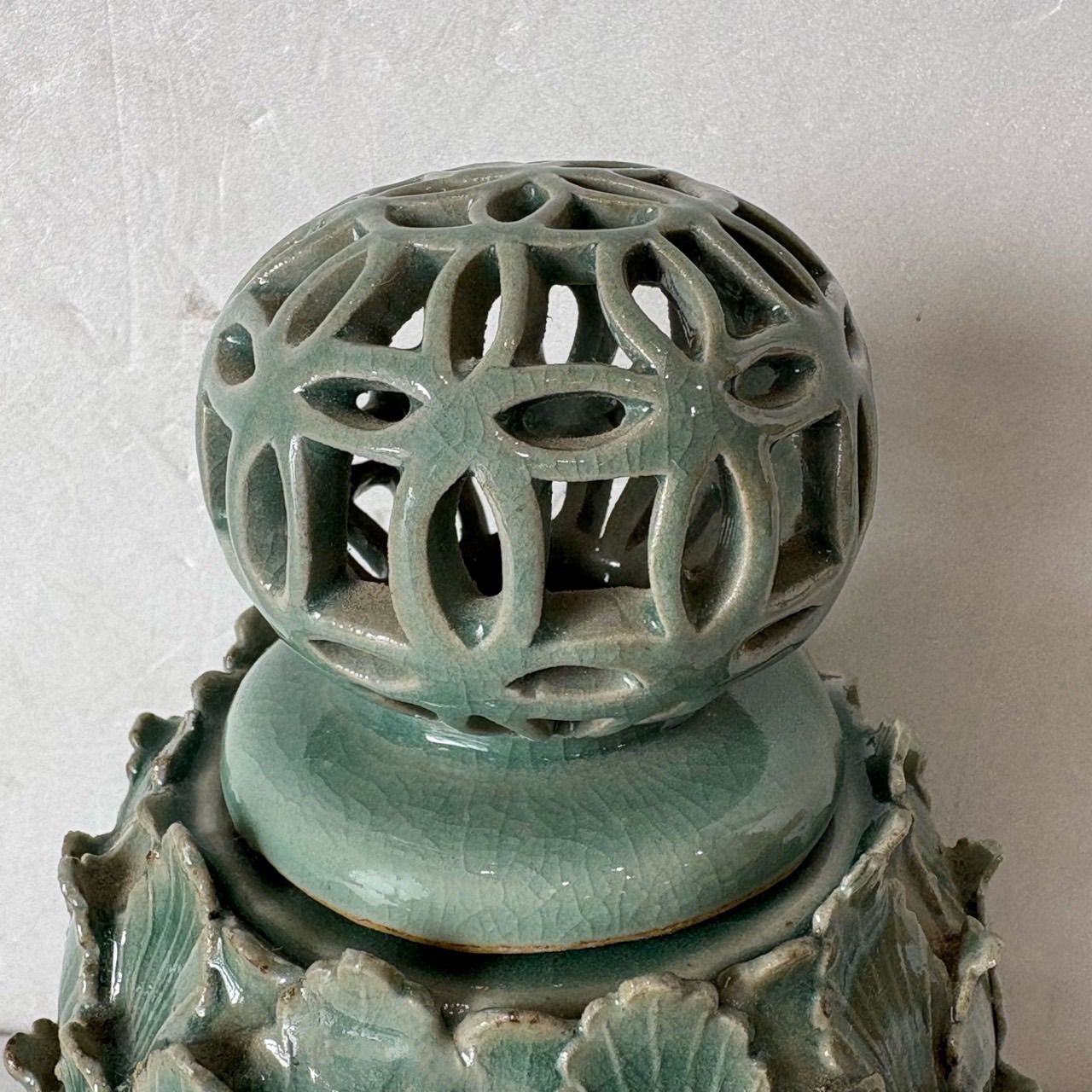 香炉】高麗青磁 海青作 三つ足 兎 蓮 骨董品 - メルカリ