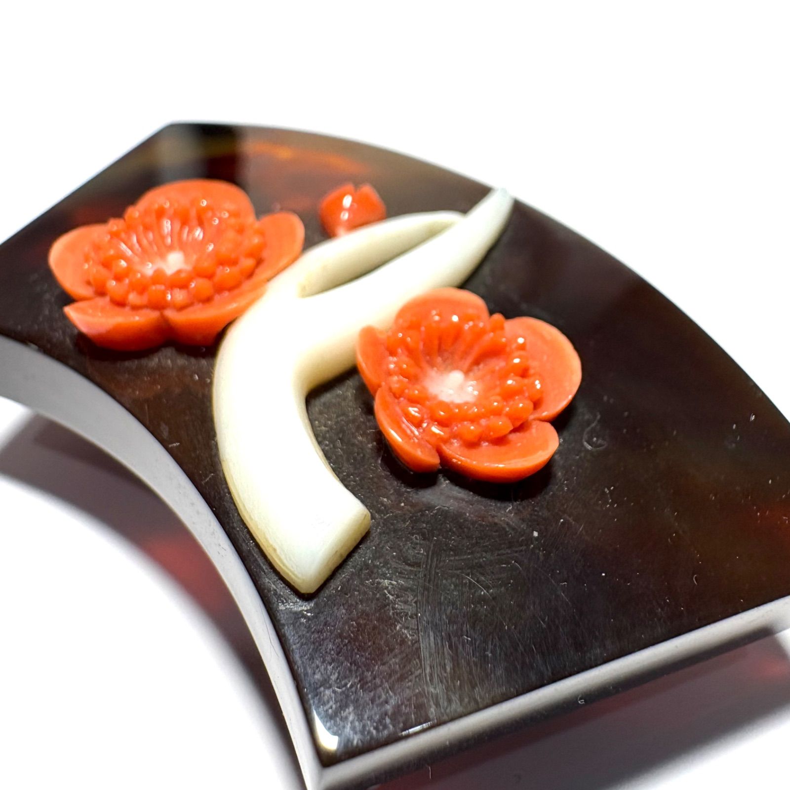 本鼈甲×天然珊瑚 梅花細工の上品帯留め 2.9×5.7cm - メルカリ