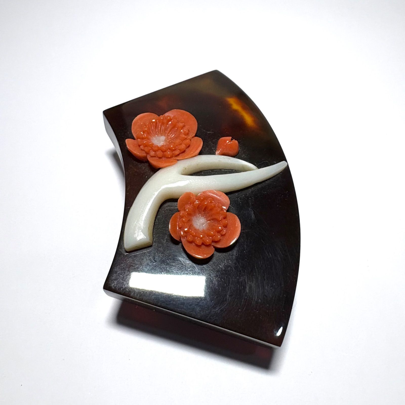 本鼈甲×天然珊瑚 梅花細工の上品帯留め 2. .7 cm