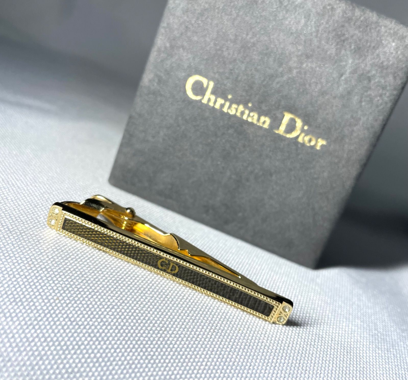 Dior ディオール CDロゴ ラインストーン装飾 ゴールドメタリック＆ダークカーキ系 ネクタイピン タイピン タイバー ケースあり