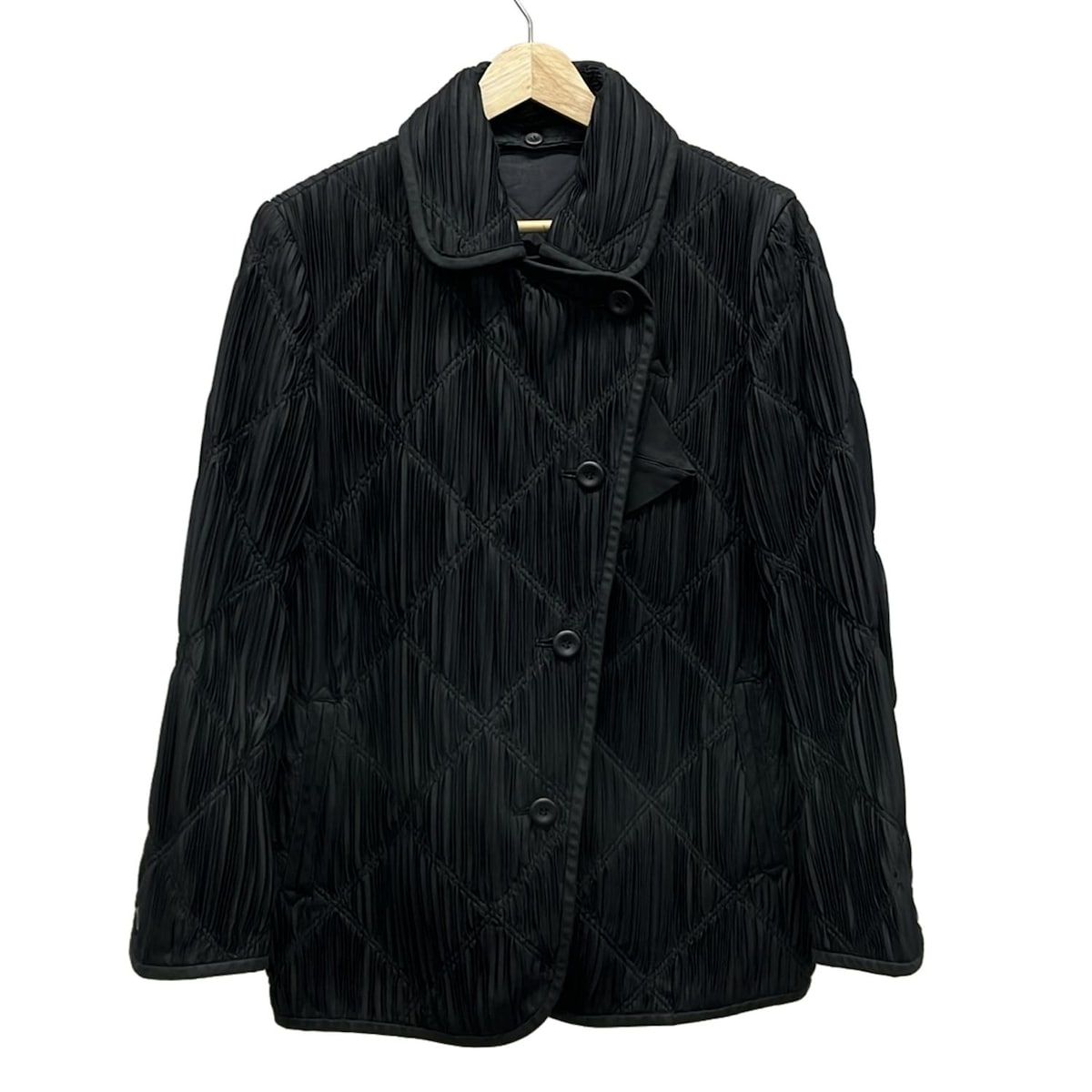 美品 ISSEY MIYAKE　黒キルティング　アウター ISSEYMIYAKE(イッセイミヤケ) コート サイズM レディース美品 - 黒