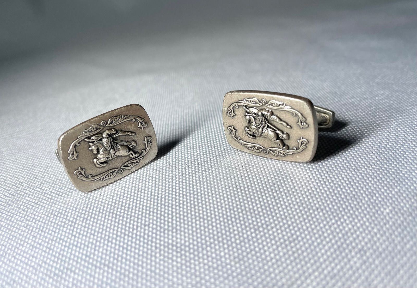 Burberry バーバリー ホースナイトロゴ 騎士 エンブレムデザイン 艶