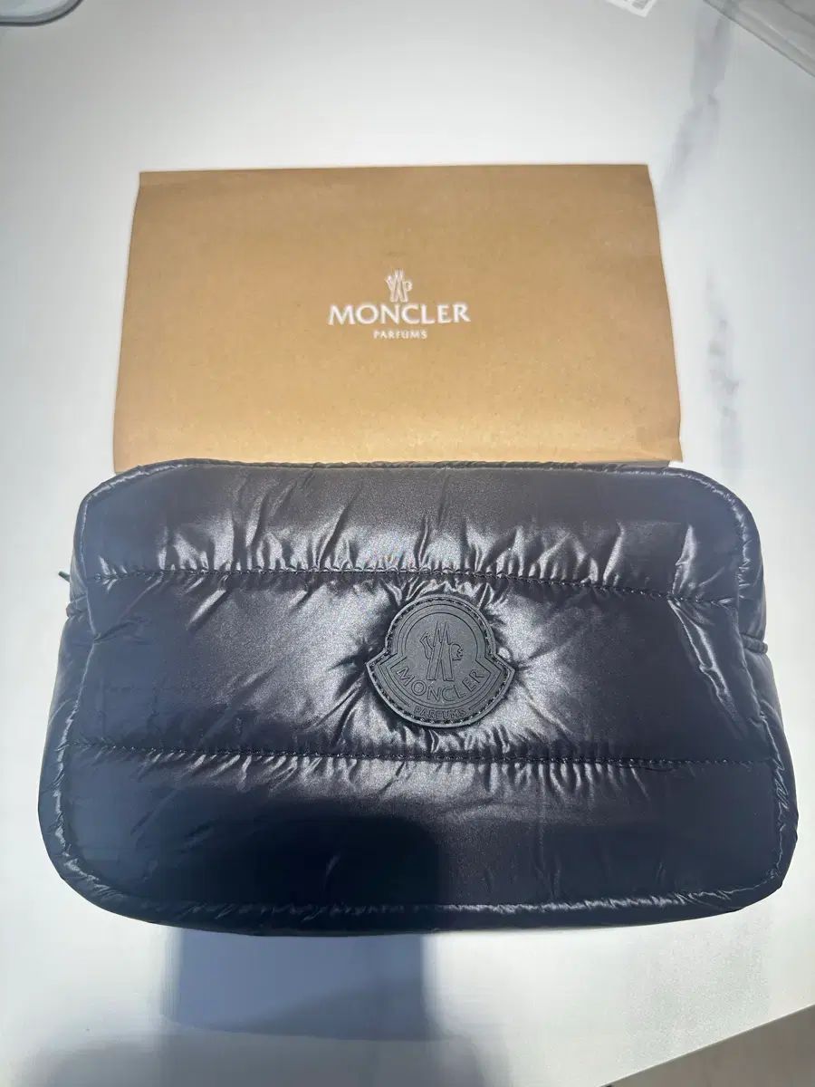 MONCLER モンクレール ダウン ポーチ
