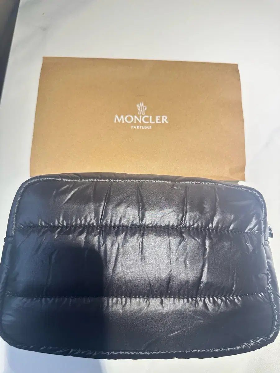 MONCLER モンクレール ダウン ポーチ