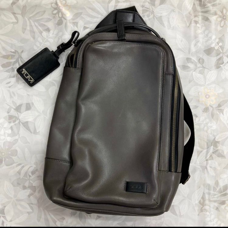 TUMI トゥミ HARRISON ハリソン ボディバッグ レザー ワンショルダー スリングバッグ 本革 グレー メンズ トラベル 肩掛け バック