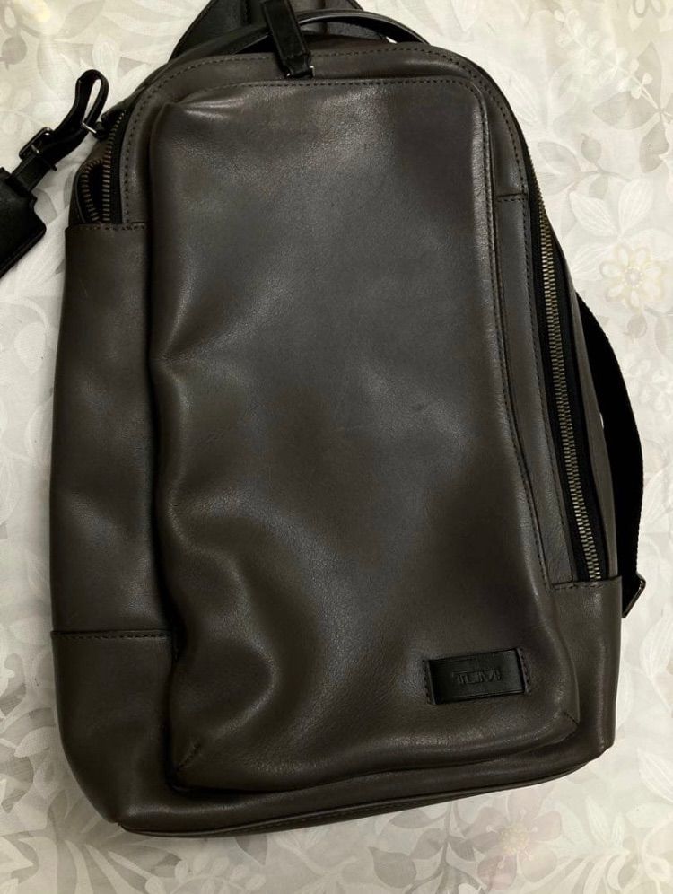 TUMI トゥミ HARRISON ハリソン ボディバッグ レザー ワンショルダー スリングバッグ 本革 グレー メンズ トラベル 肩掛け バック