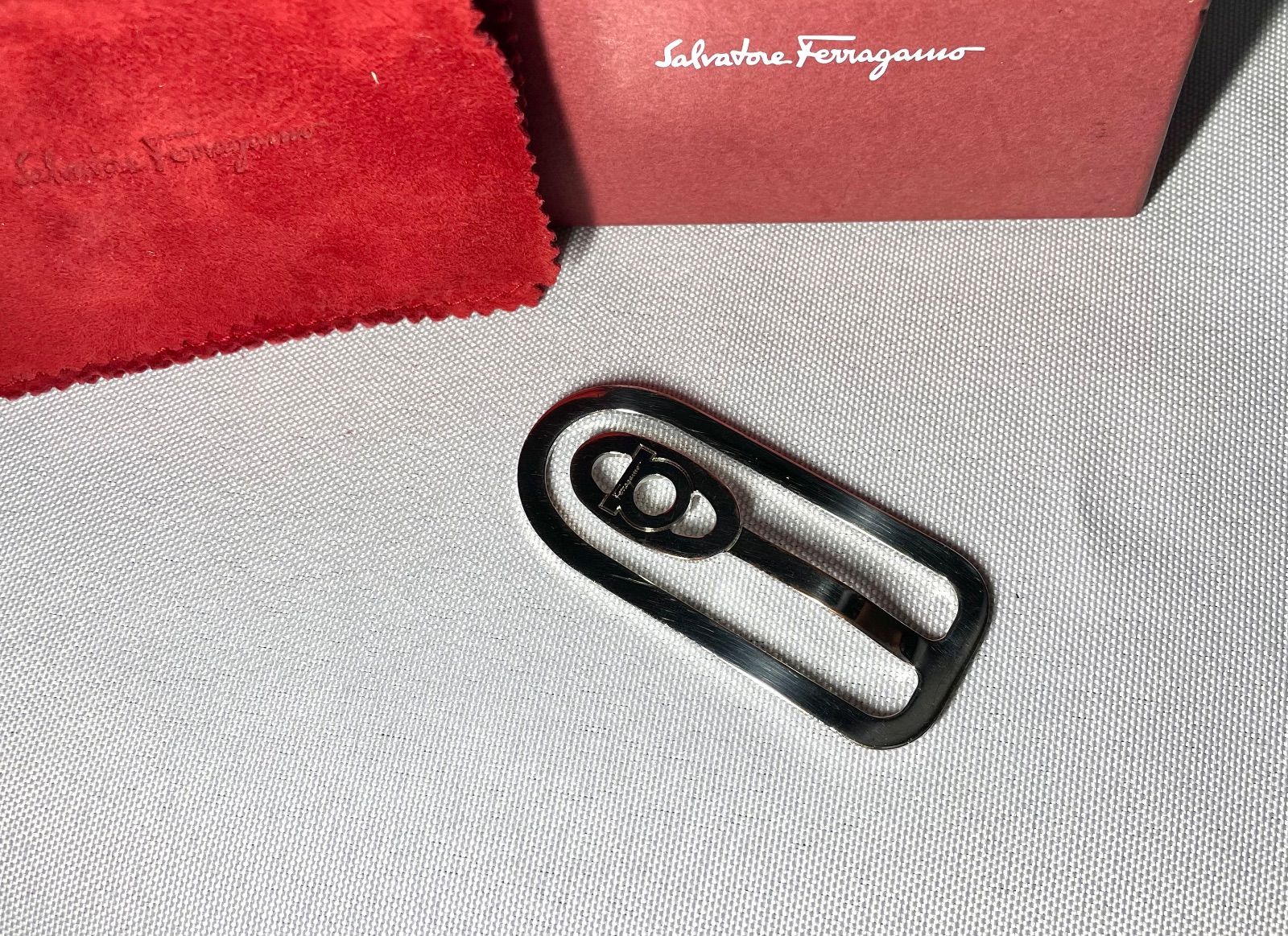 Salvatore Ferragamo サルヴァトーレフェラガモ ガンチーニ-ロゴ文字くり抜きデザイン マネークリップ 財布 ウォレット 付属あり