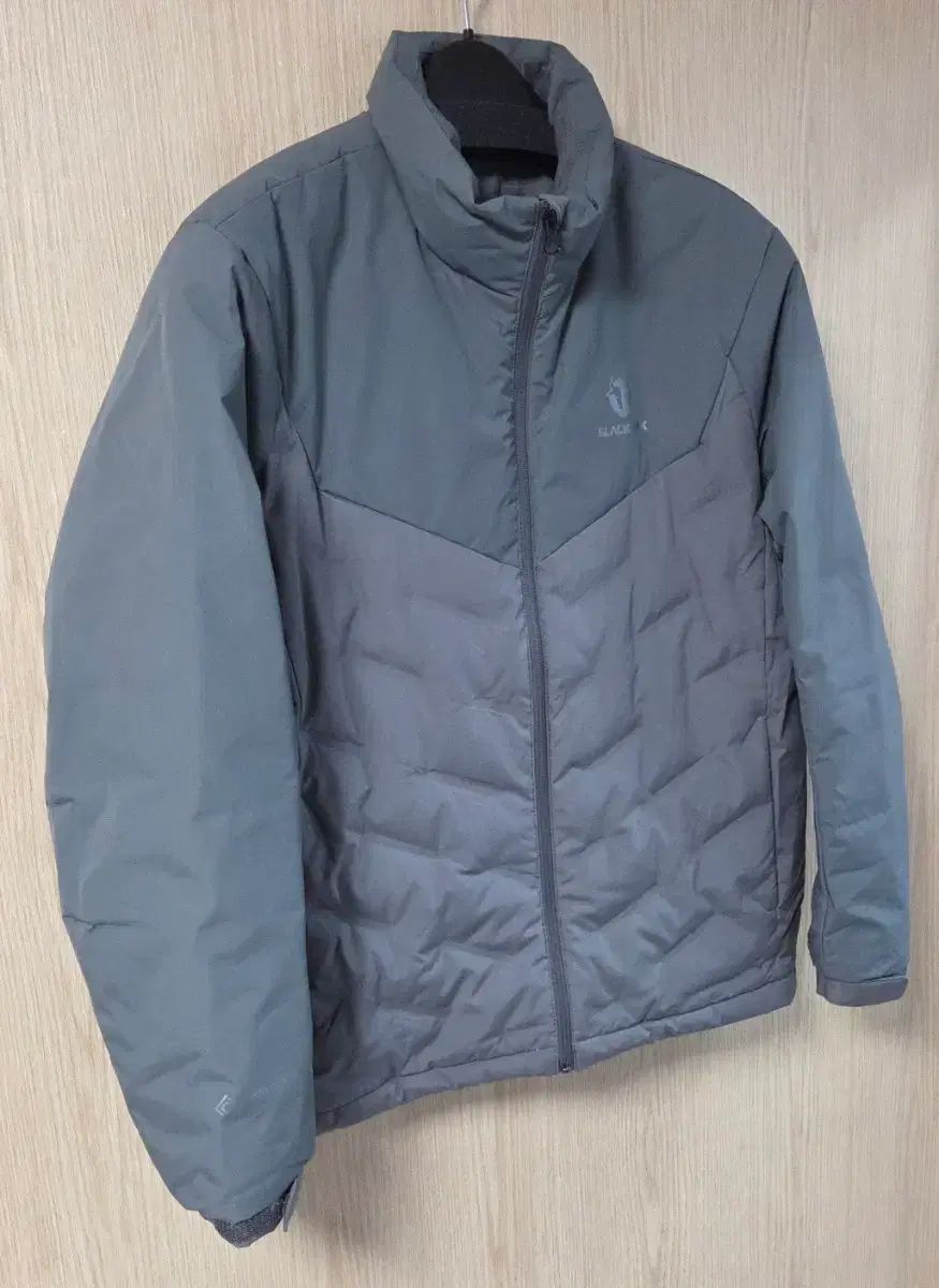 着用画像 BLACK YAK ブラックヤク 軽量 ダウンジャケット WIND AND WISH ストッパー