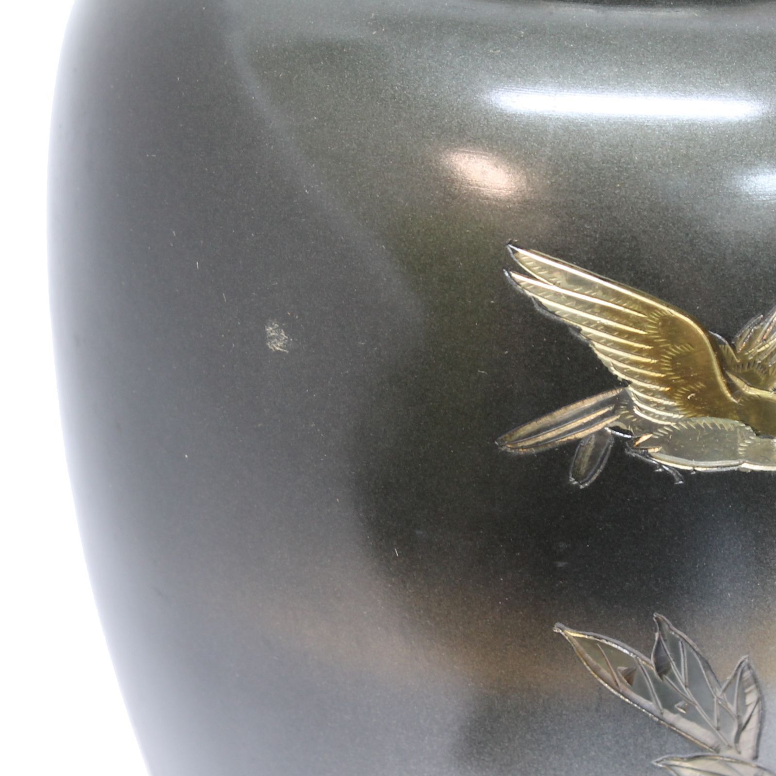 金工】黒地 牡丹図 花瓶 共箱付 「宇月」？銘 彫金 象嵌 飾壷 金属製