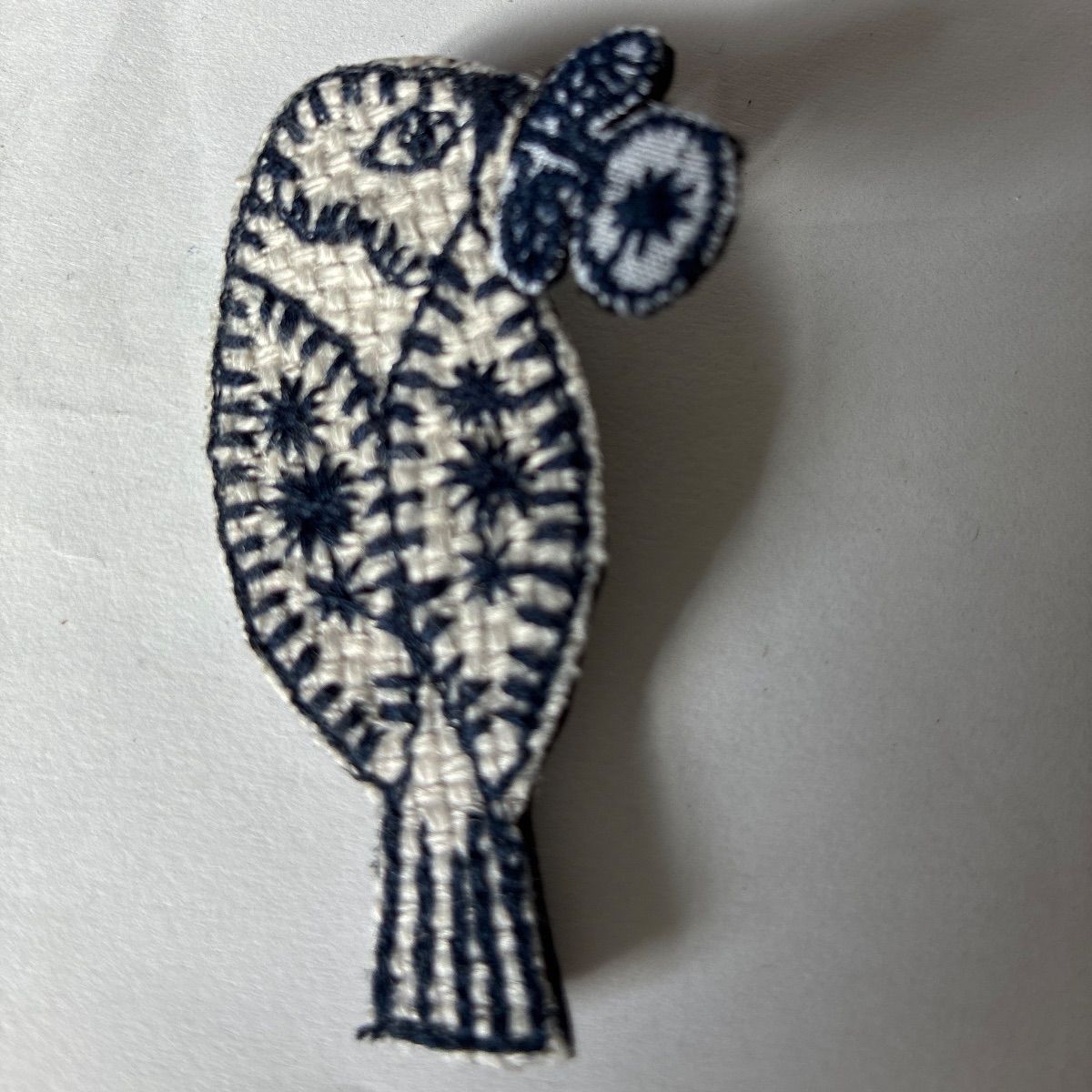 ミナペルホネン生地 シンフォニー鳥刺繍生地使用 ハンドメイドブローチ