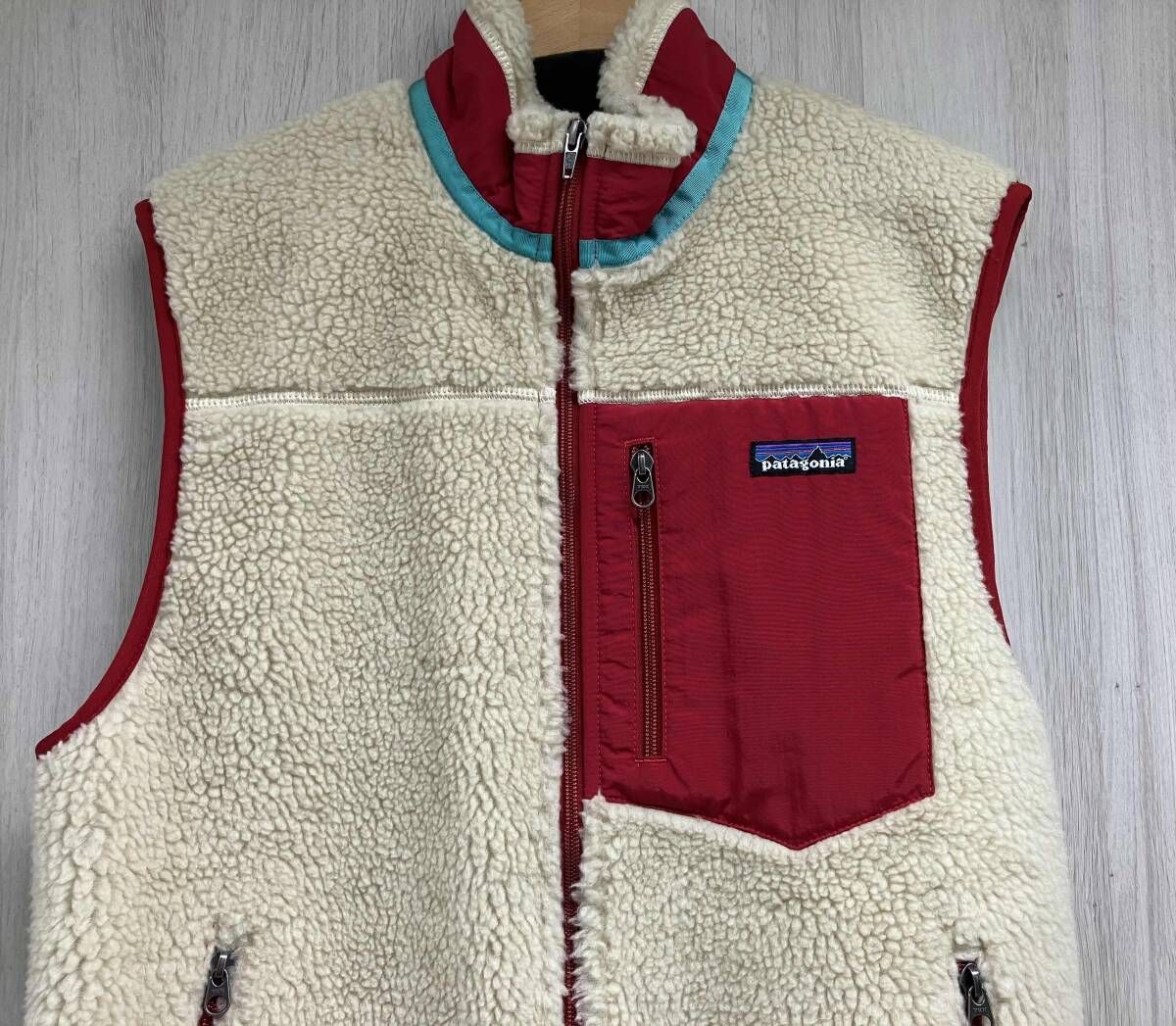 ベージュ patagonia CLASSIC RETRO-X VEST パタゴニア クラシック レトロX フリースベスト メンズ レッド 米国製