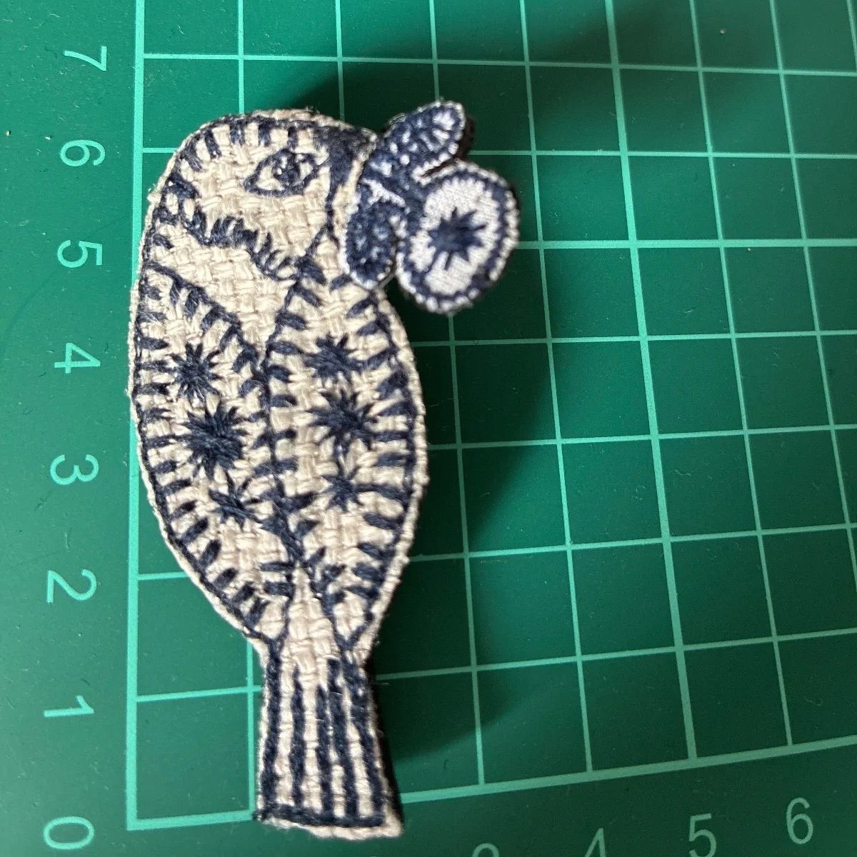 ミナペルホネン生地 シンフォニー鳥刺繍生地使用 ハンドメイドブローチ