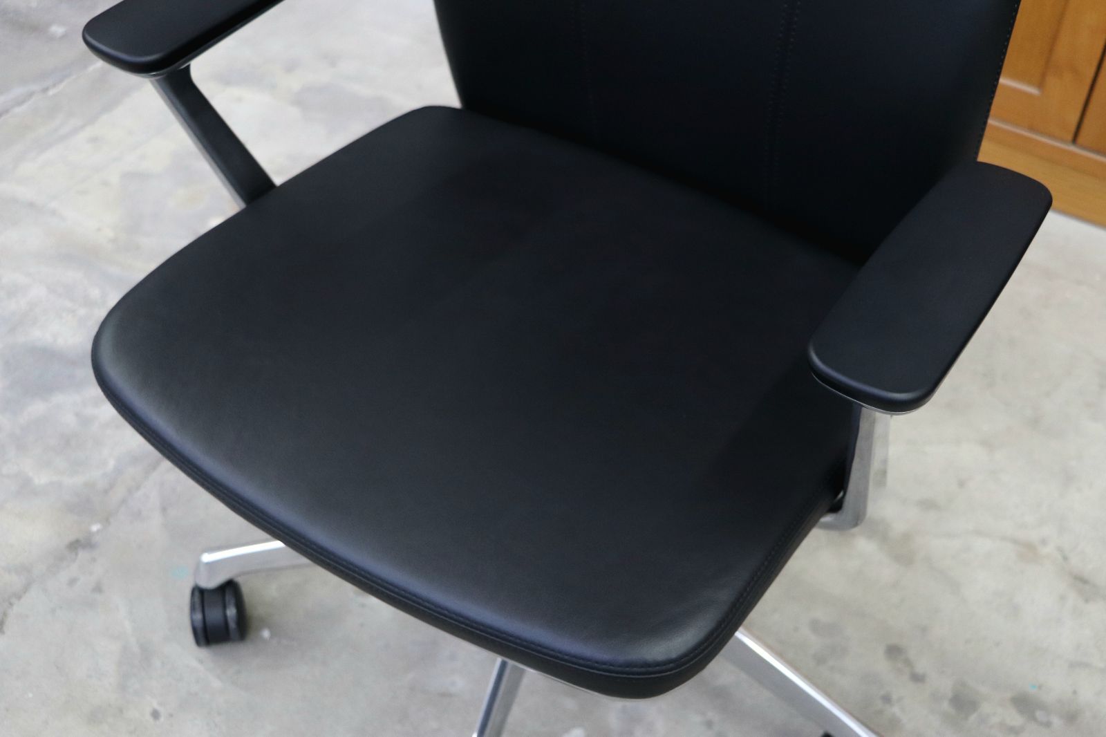  GMIK678G okamura オカムラ CRAFTIE クラフティー デスクチェア オフィスチェア アームチェア 本革 ウォールナット 定価約38万 小型チェア オフィスチェア ワークチェア 椅子 チェア