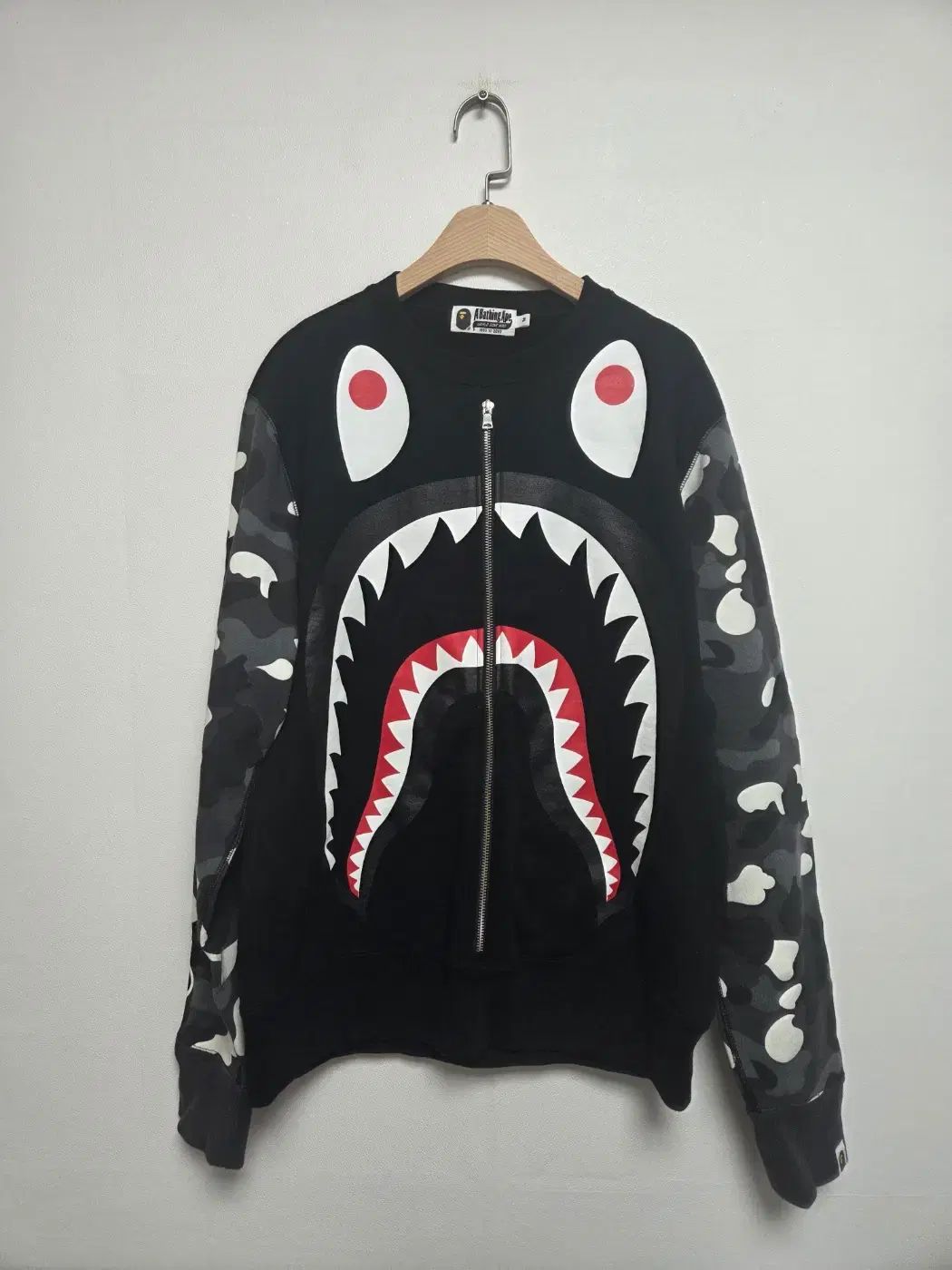 BAPE シャークデザイン トレーナーあまり値下げできません。 BAPE シャークデザイン トレーナーあまり値下げできません。 org.jpg