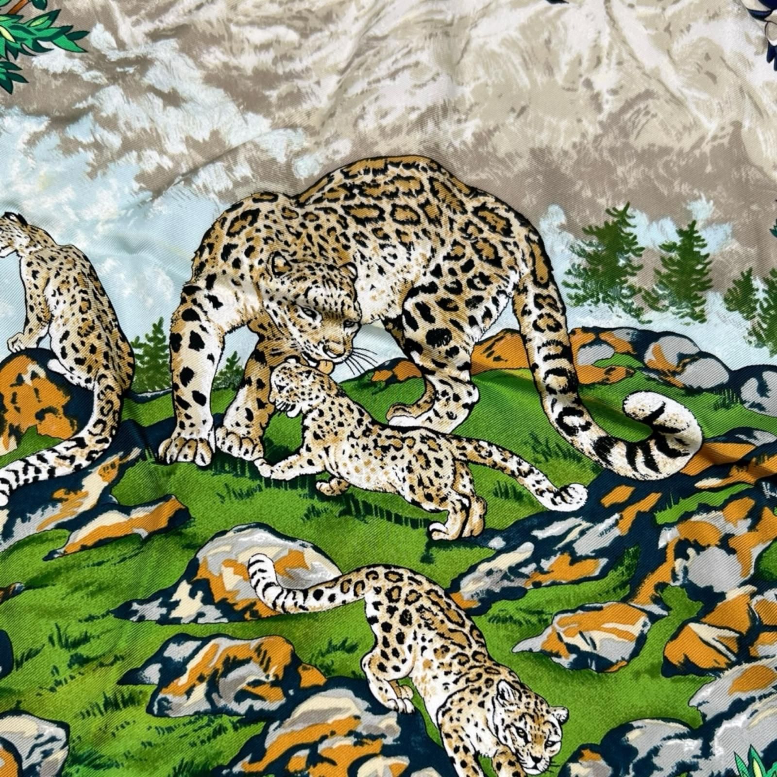 は*ん様 HERMES エルメス　スカーフ　カレ90 四川　アニマル HERMES エルメス スカーフ カレ90 四川 パンダ アニマル 動物 - メルカリ