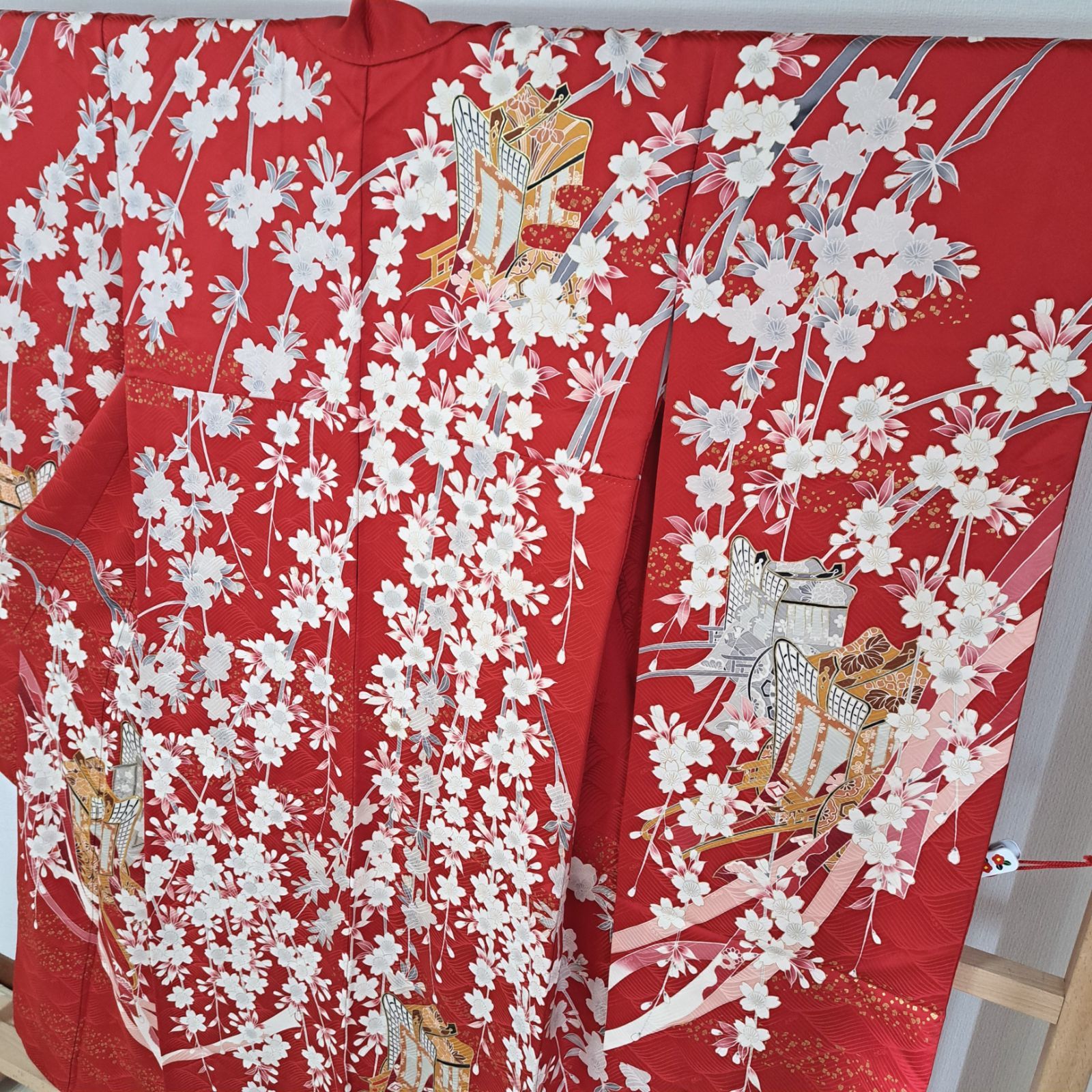振袖】裄64.5 身丈158 袖101 正絹 袷 落款有り 赤地に御所車と桜 や