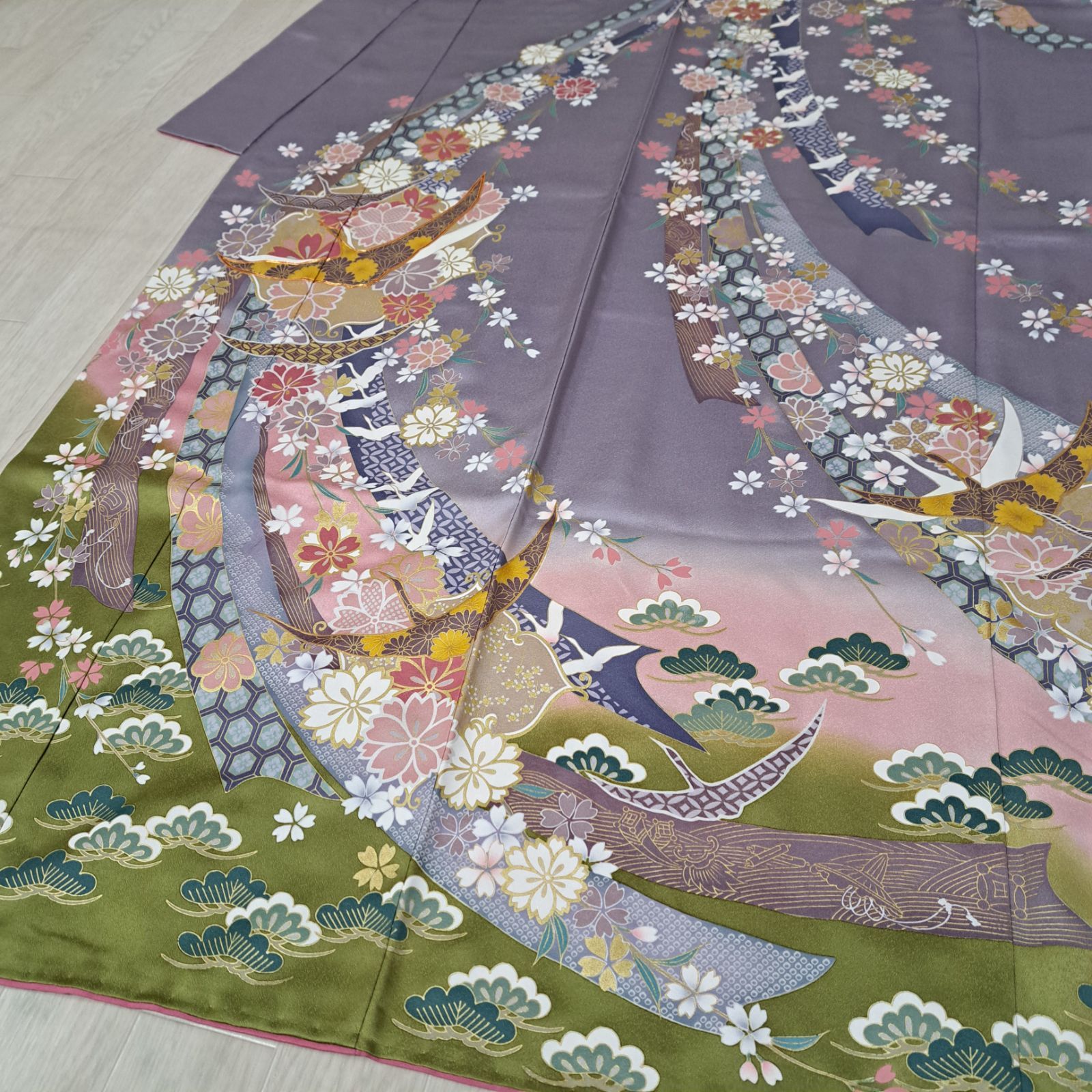 振袖】裄64.5 身丈161.5 袖108.5 三越謹製 正絹 袷 薄紫系色に熨斗と桜