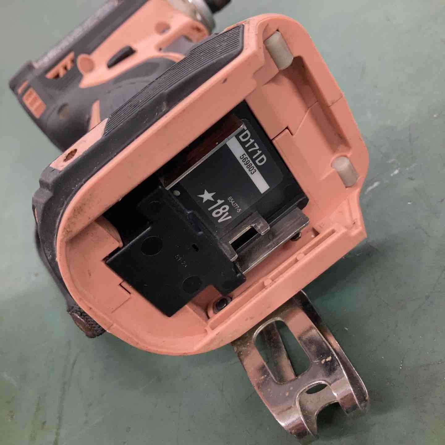 コードレスインパクトドライバ