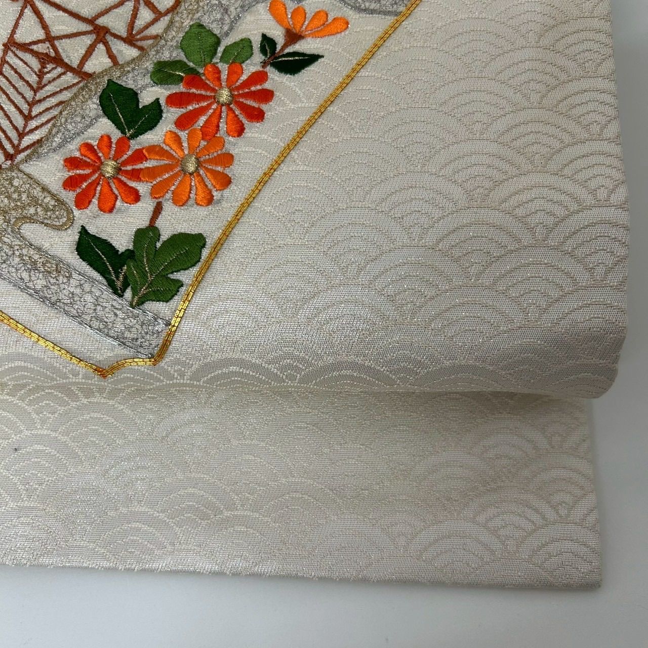 名古屋帯 正絹 刺繍 金駒刺繍 上品な加工 九寸 MA-1735 - メルカリ
