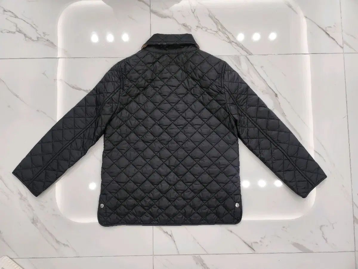 バーバリー キッズ ブラック キルティング ジャケット 8Y - メルカリ バーバリー キッズ ブラック キルティング ジャケット 8Y - メルカリ