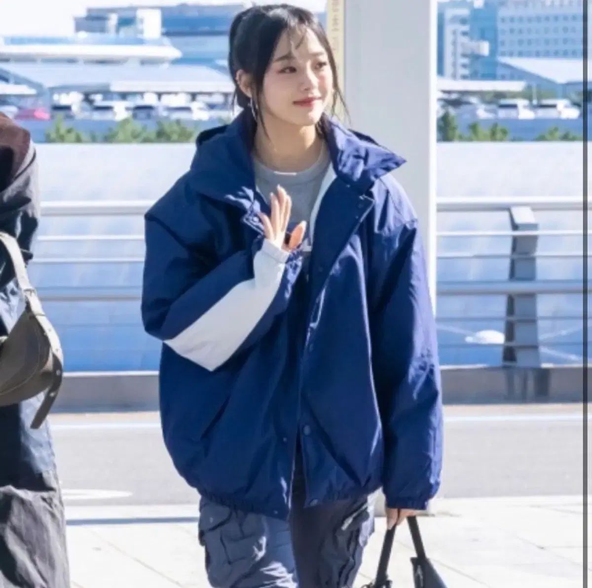 ナイキ ソロ スウッシュ パファー ネイビー 白 NewJeans(ニュー