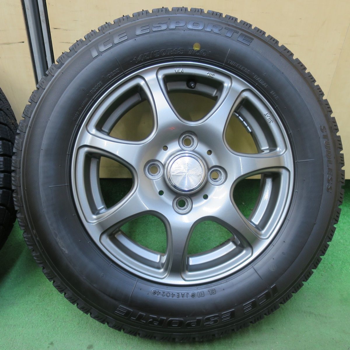 バリ溝！24年！キレイ！ほぼ10分☆スタッドレス 145/80R13 アイスエス