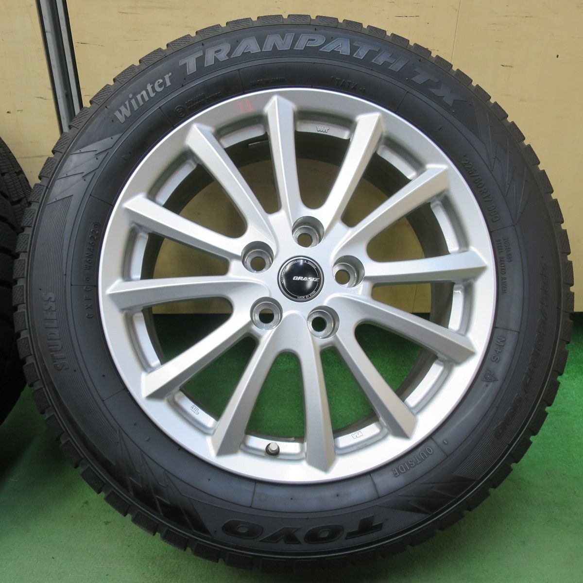 バリ溝！22年！キレイ！9.5分☆スタッドレス 225/60R17 トーヨー