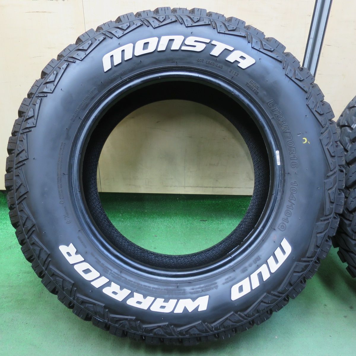  バリ溝 22年 9 5分 235 70 R 16 104 101 Q モンスタ マッドウォーリアー ホワイトレター MONSTA MUD WARRIOR 16インチ デリカD 5 エクストレイル RAV 4 等 5112804イノタ 16インチ サマータイヤ ノーマルタイヤ