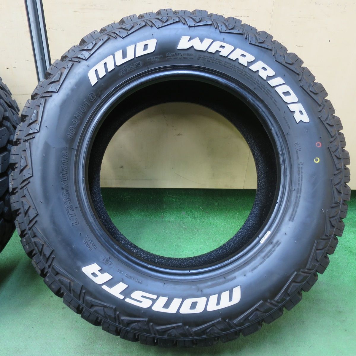 バリ溝！22年！9.5分☆235/70R16 104/101Q モンスタ マッド