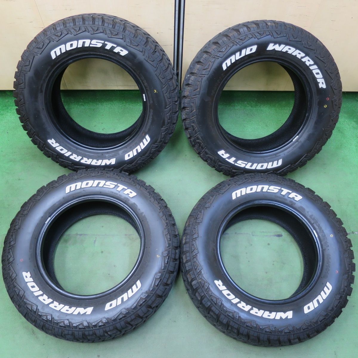 バリ溝 22年 9 5分 235 70 R 16 104 101 Q モンスタ マッドウォーリアー ホワイトレター MONSTA MUD WARRIOR 16インチ デリカD 5 エクストレイル RAV 4 等 5112804イノタ