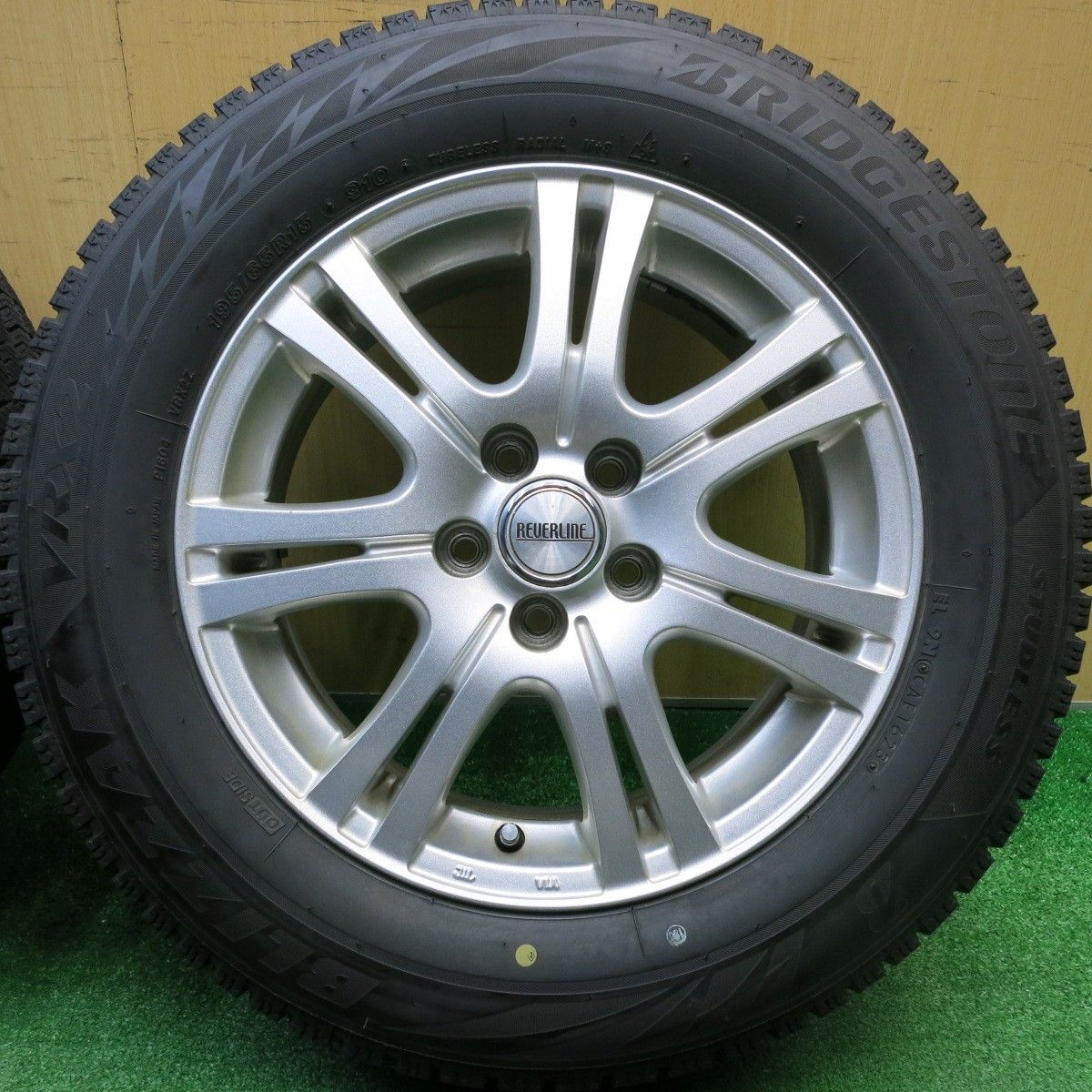 バリ溝！23年！キレイ！8.5分☆プリウス 等 195/65R15 スタッドレス