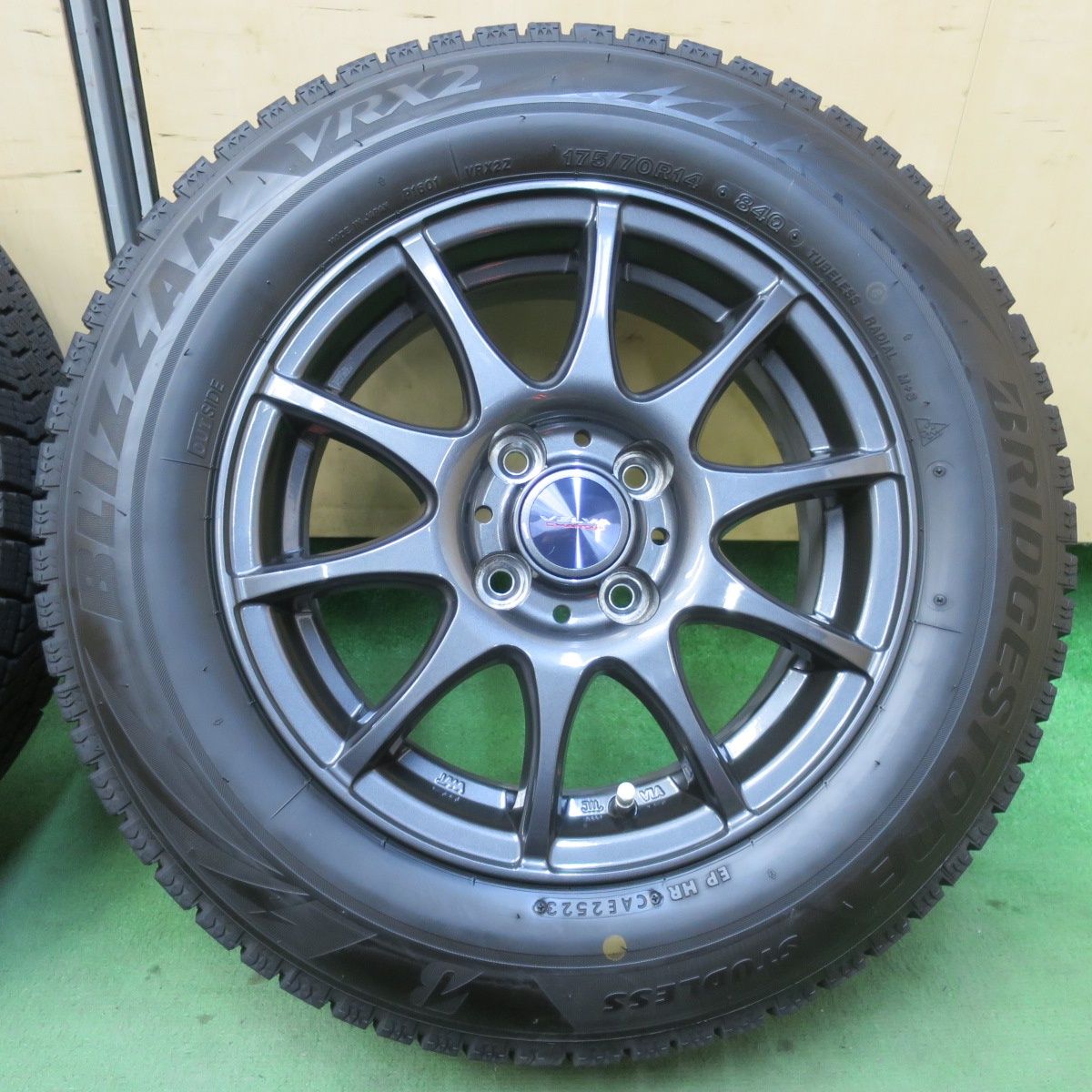 バリ溝！23年！キレイ！9.5分☆スタッドレス 175/70R14 ブリヂストン