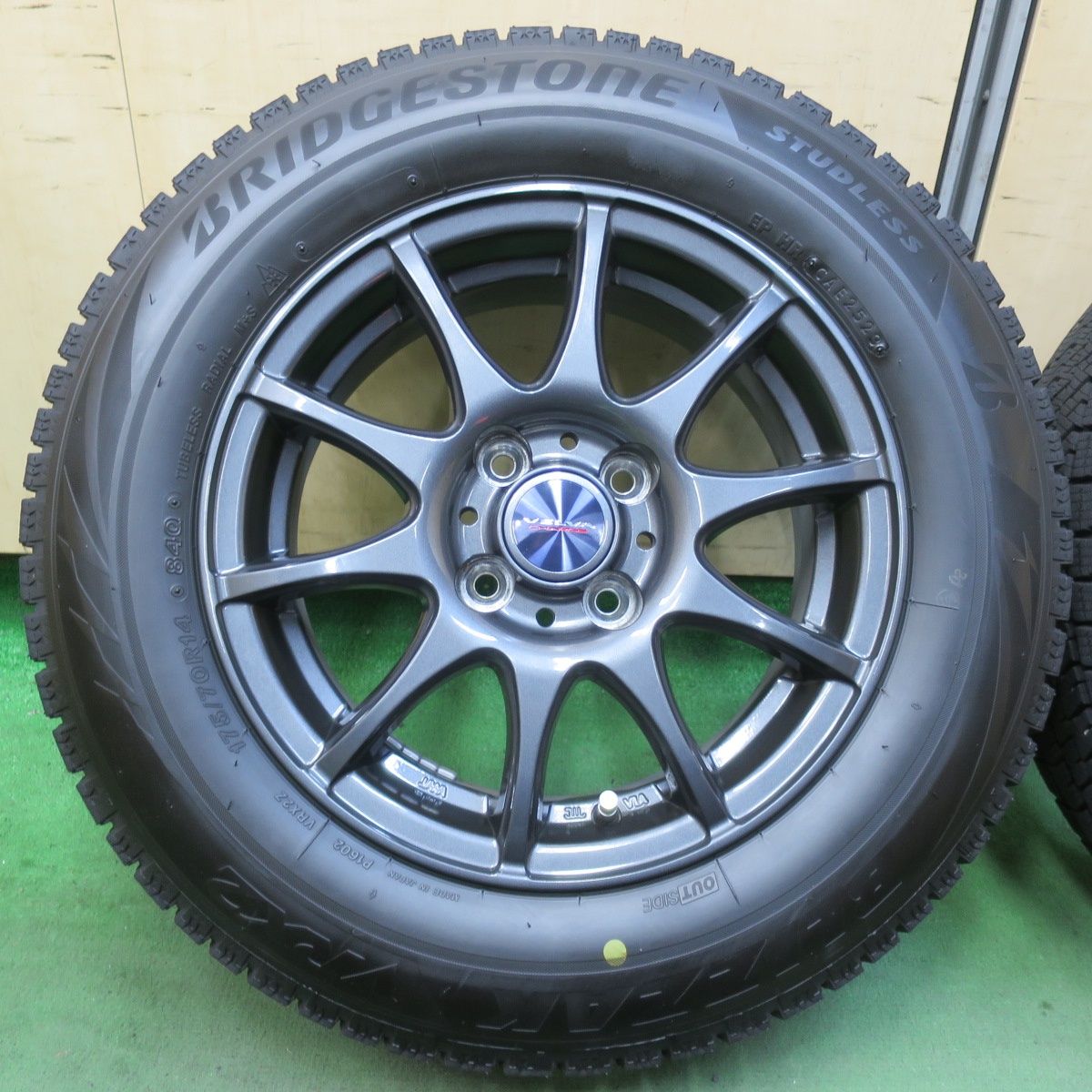 バリ溝 23年 キレイ 9 5分 スタッドレス 175 70 R 14 ブリヂストン ブリザック VRX 2 VELVA CHARGE ヴェルヴァ 14インチ PCD 100 4 H 5112811イス