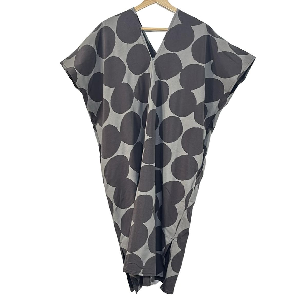 SOU ソウソウ ワンピース レディース ダークグレー グレー Vネック 半袖 ひざ丈 ドット柄