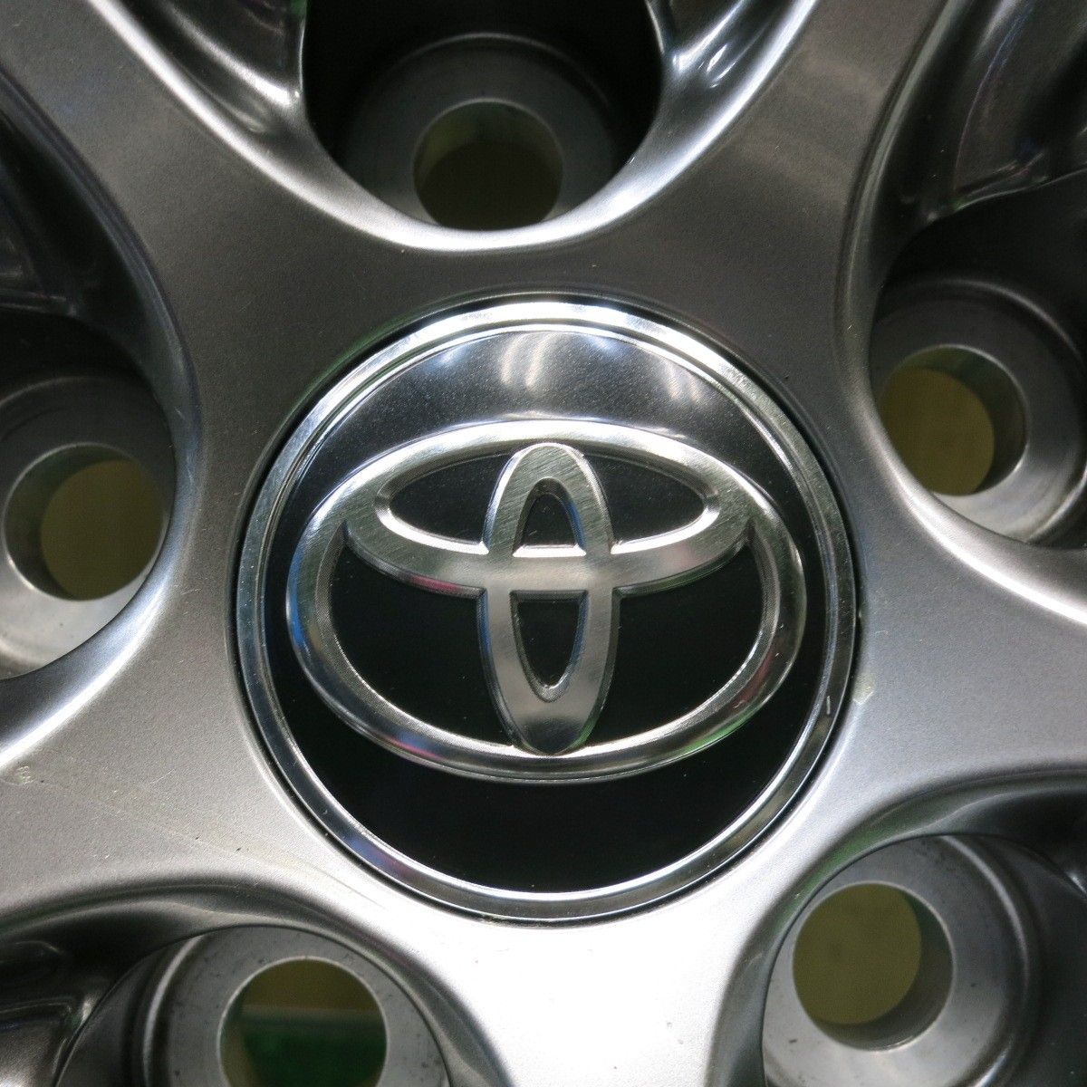 新車外し！24年☆トヨタ 80系 ハリアー 純正 225/55R19 トーヨー