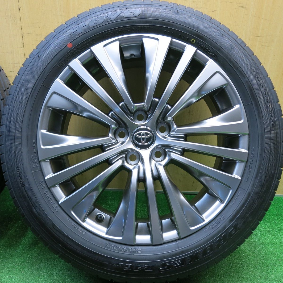 新車外し！24年☆トヨタ 80系 ハリアー 純正 225/55R19 トーヨー