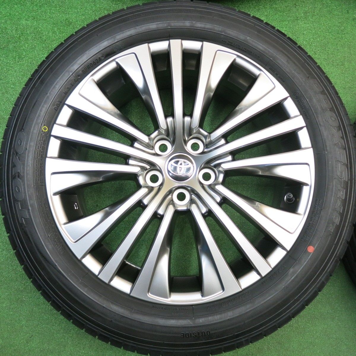 新車外し！24年☆トヨタ 80系 ハリアー 純正 225/55R19 トーヨー