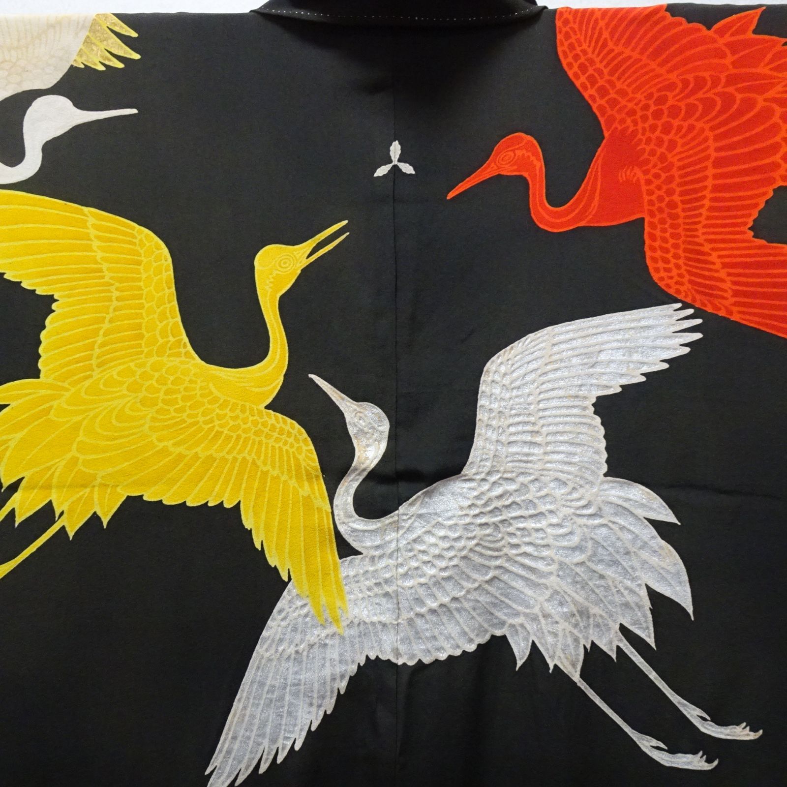 アンティーク 黒地振袖 五つ紋 鶴 一部刺繍【232272y】 - メルカリ