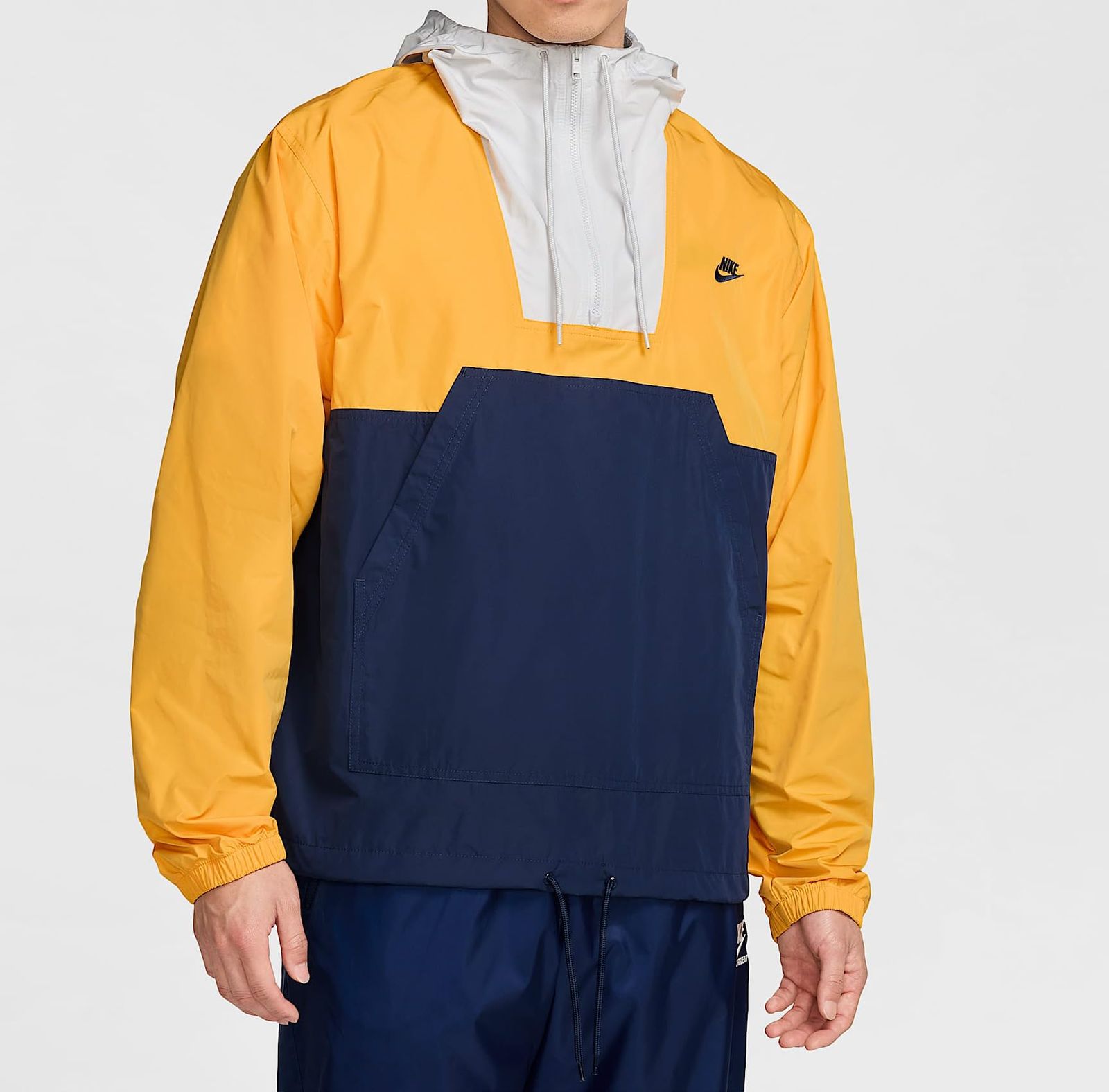 ナイキ クラブ マリーナ アノラック ジャケット ウインドブレーカー NIKE HJ 1958-739 ユニバーシティゴールド ミッドナイトネイビー フォト 739 フォトンダスト XL