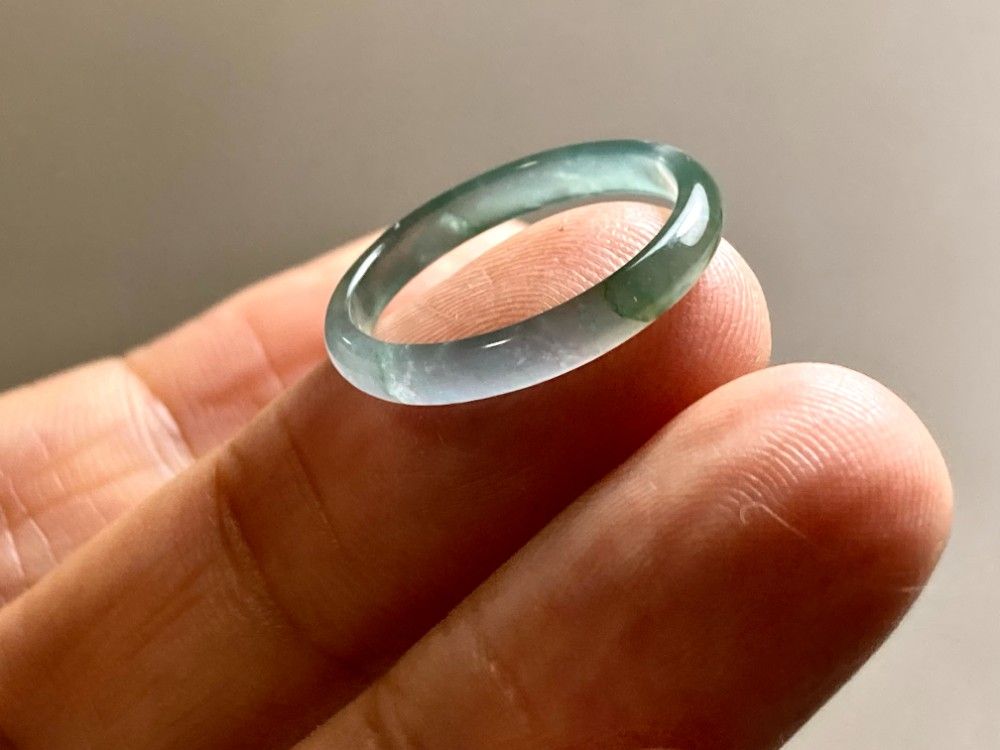 L15-89 高氷種 薄水緑 10.5号 グアテマラ産 A貨 本翡翠 くりぬき