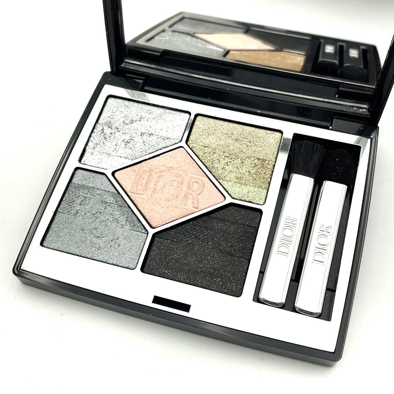 【未使用】Christian Dior アイシャドウパレット 083 未使用】Christian Dior アイシャドウパレット 083 DIOR】 新作